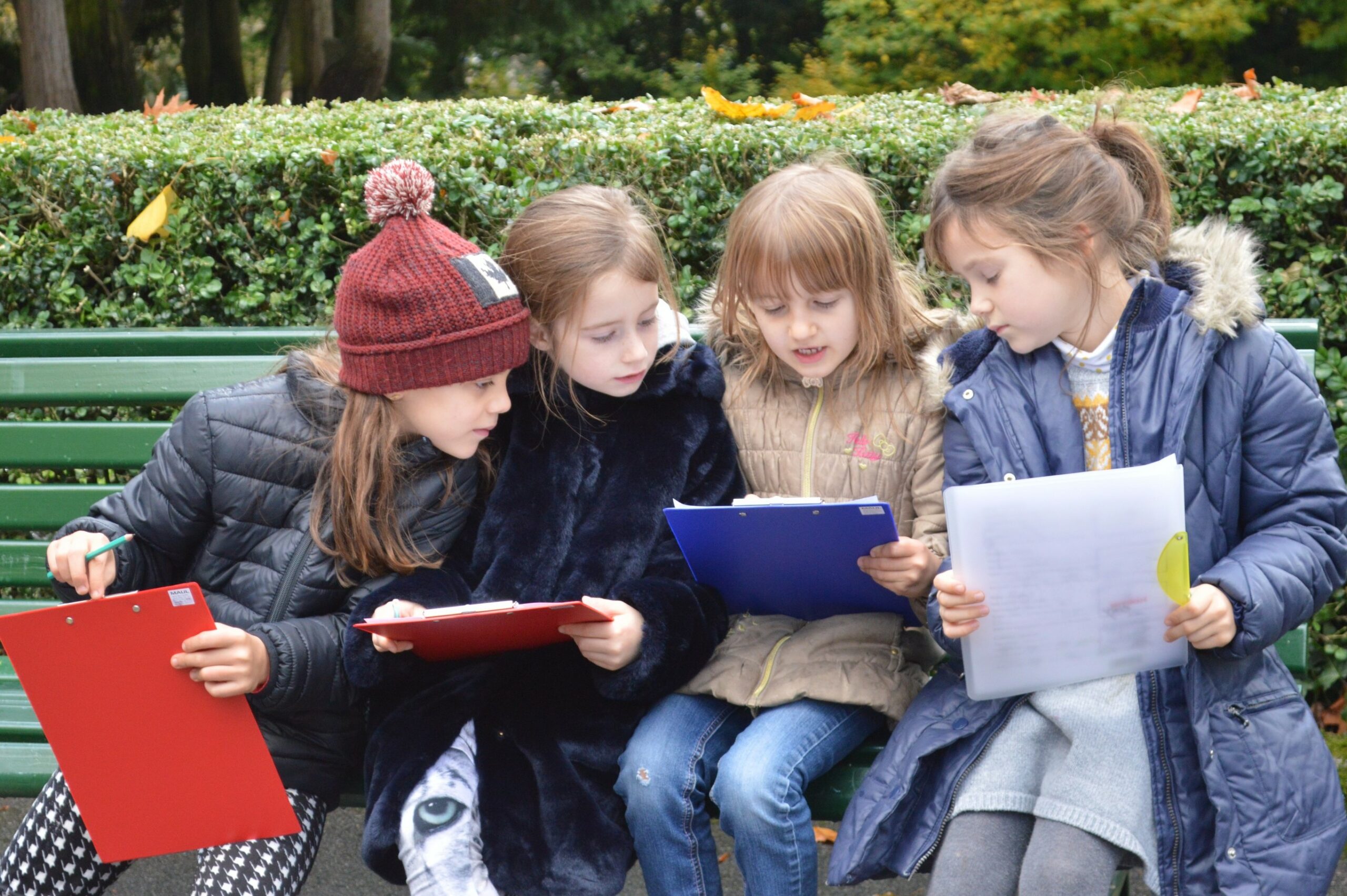 4 filles sur un banc