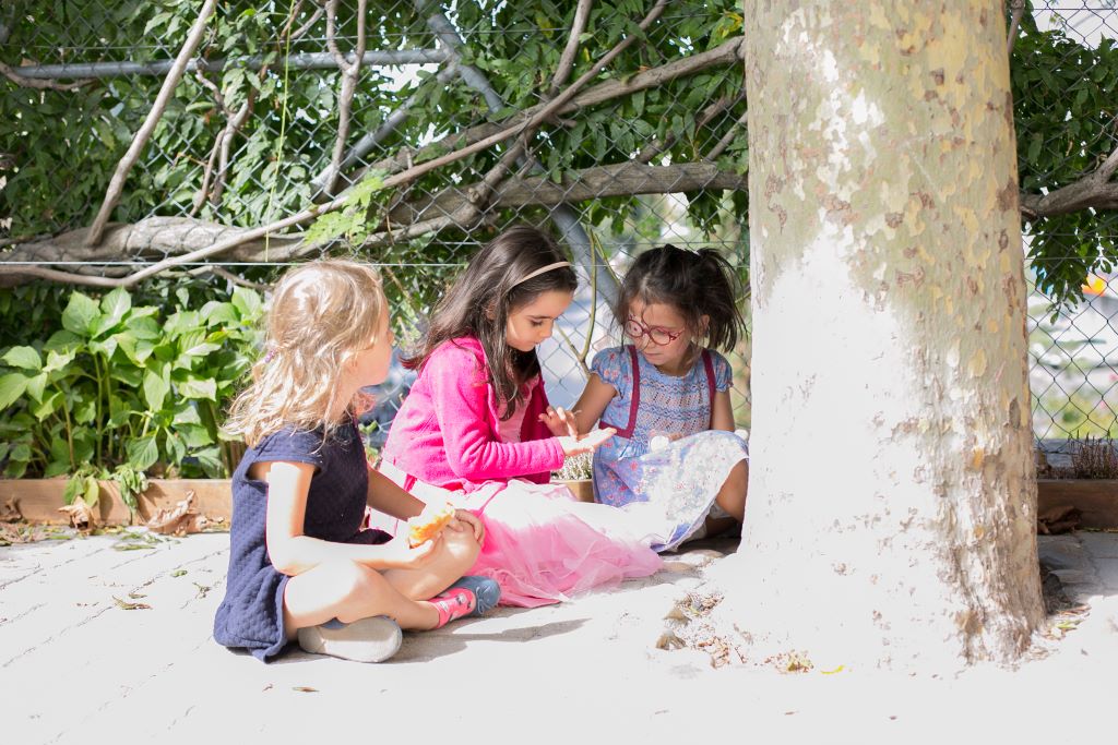 Cour trois filles petit